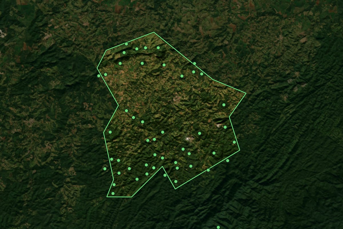 Imagem de satélite de Guapiara (SP), com o contorno do município e a posição dos imóveis desta página.