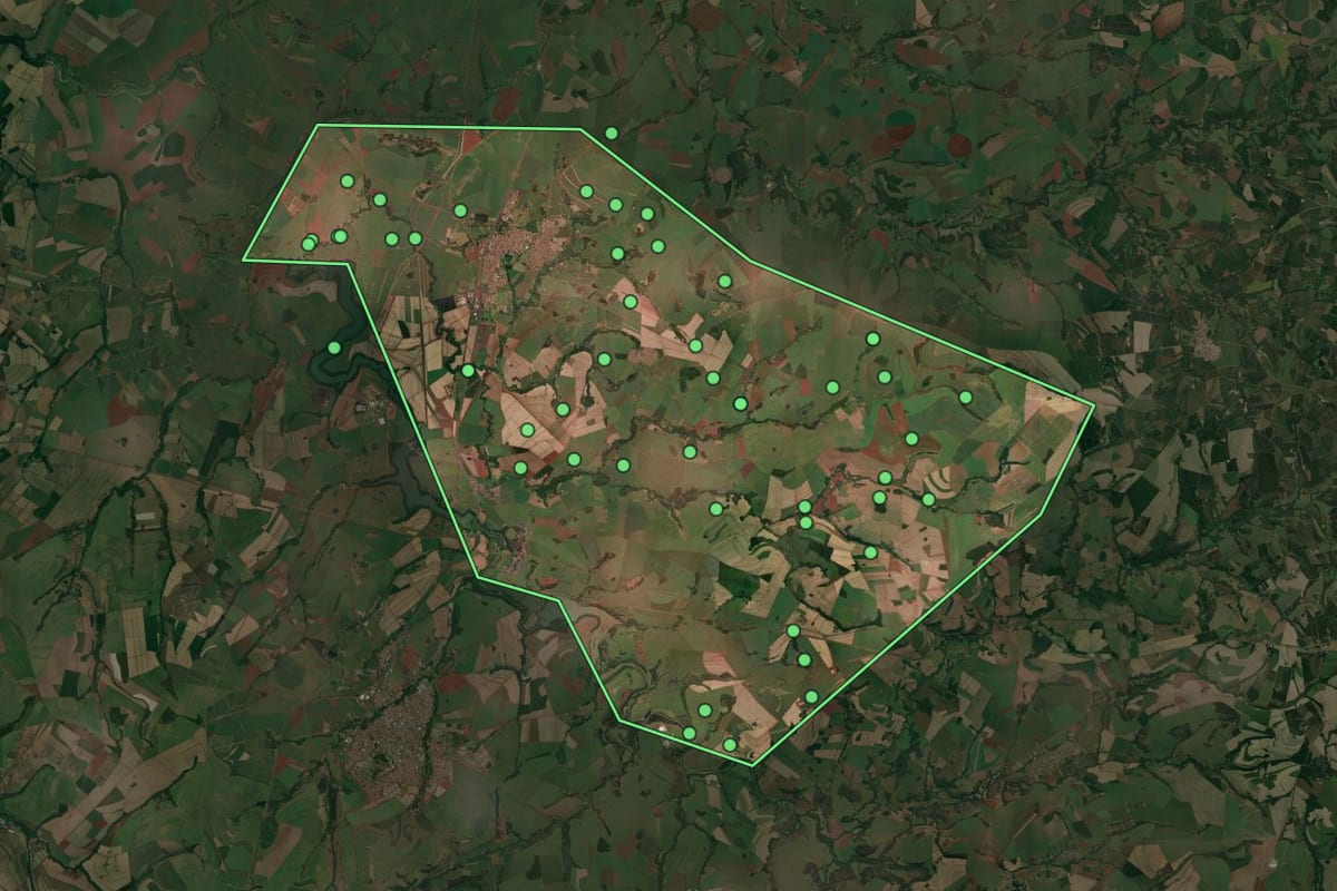 Imagem de satélite de Guará (SP), com o contorno do município e a posição dos imóveis desta página.