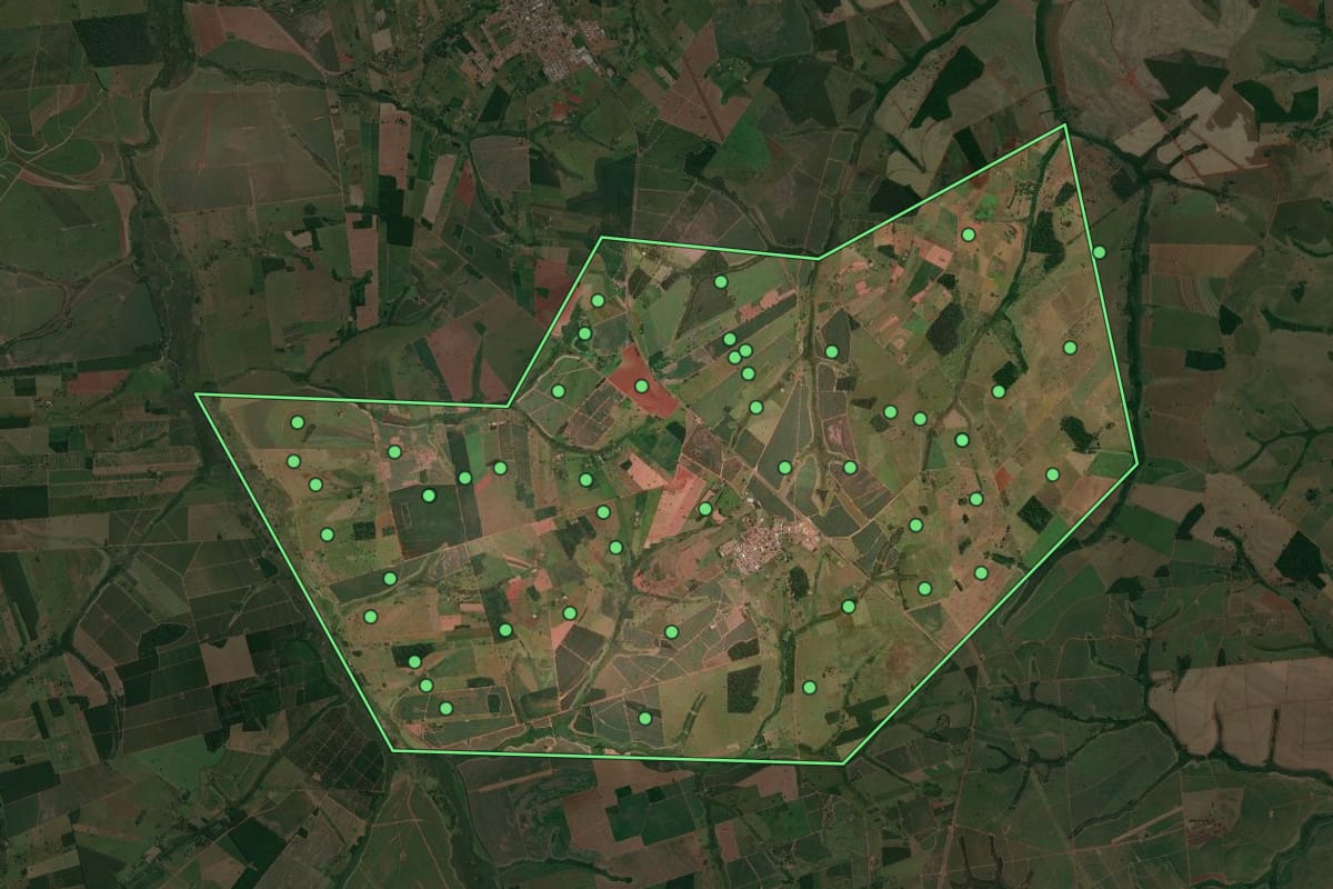 Imagem de satélite de Guarani d'Oeste (SP), com o contorno do município e a posição dos imóveis desta página.