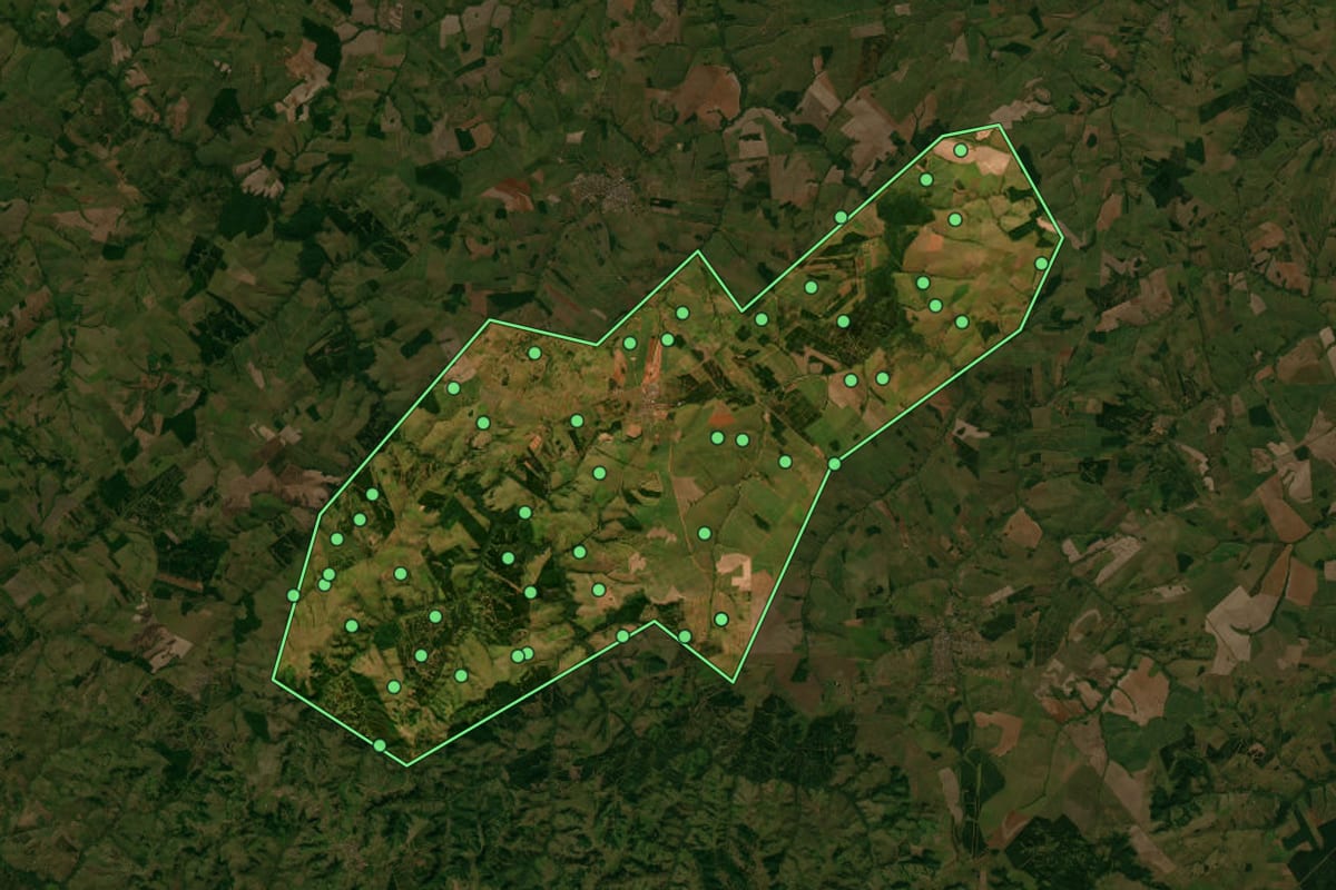 Imagem de satélite de Guarantã (SP), com o contorno do município e a posição dos imóveis desta página.