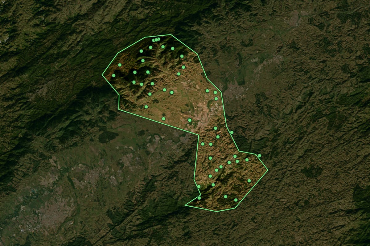 Imagem de satélite de Guaratinguetá (SP), com o contorno do município e a posição dos imóveis desta página.