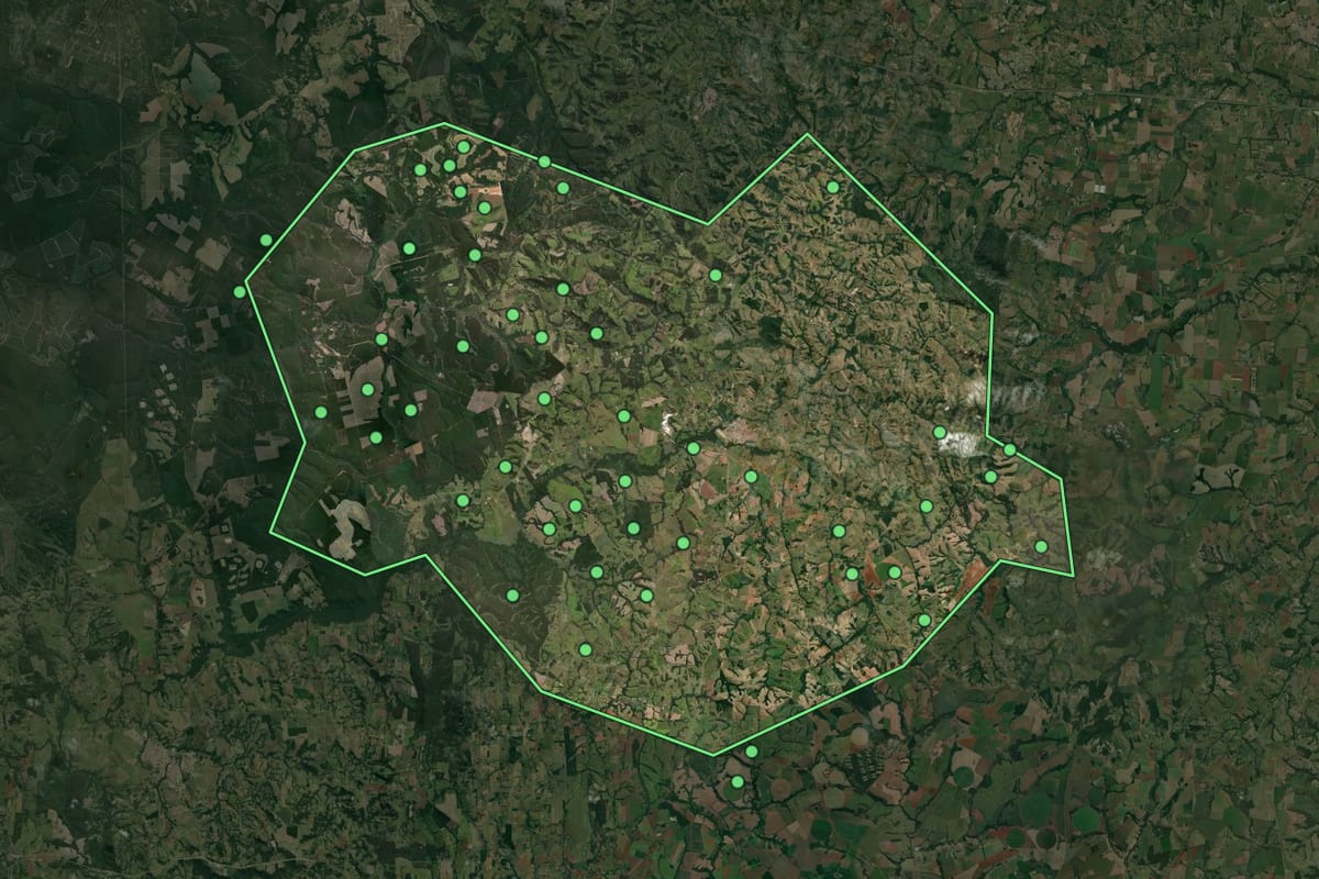 Imagem de satélite de Guareí (SP), com o contorno do município e a posição dos imóveis desta página.