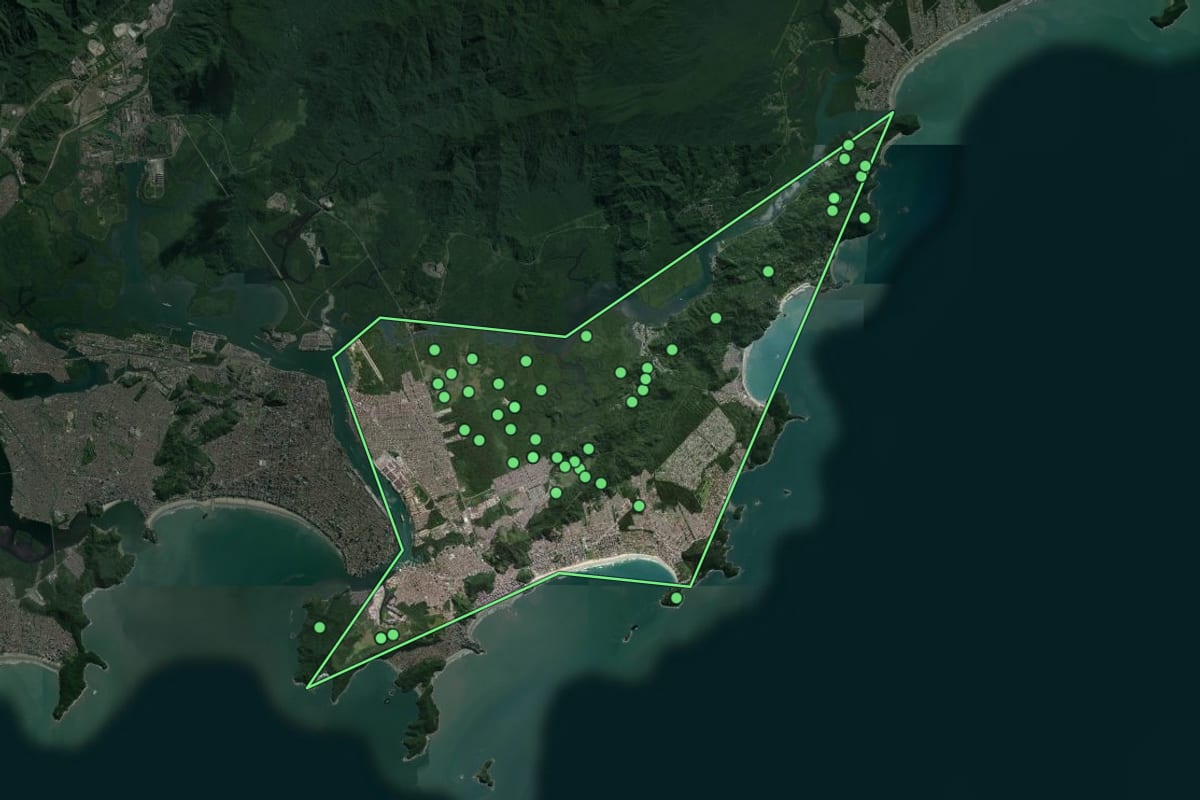 Imagem de satélite de Guarujá (SP), com o contorno do município e a posição dos imóveis desta página.