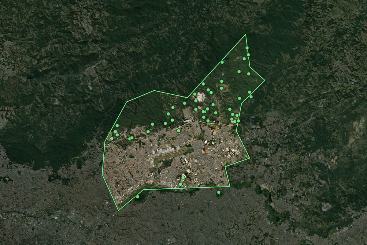 Imagem de satélite de Guarulhos (SP), com o contorno do município e a posição dos imóveis desta página.