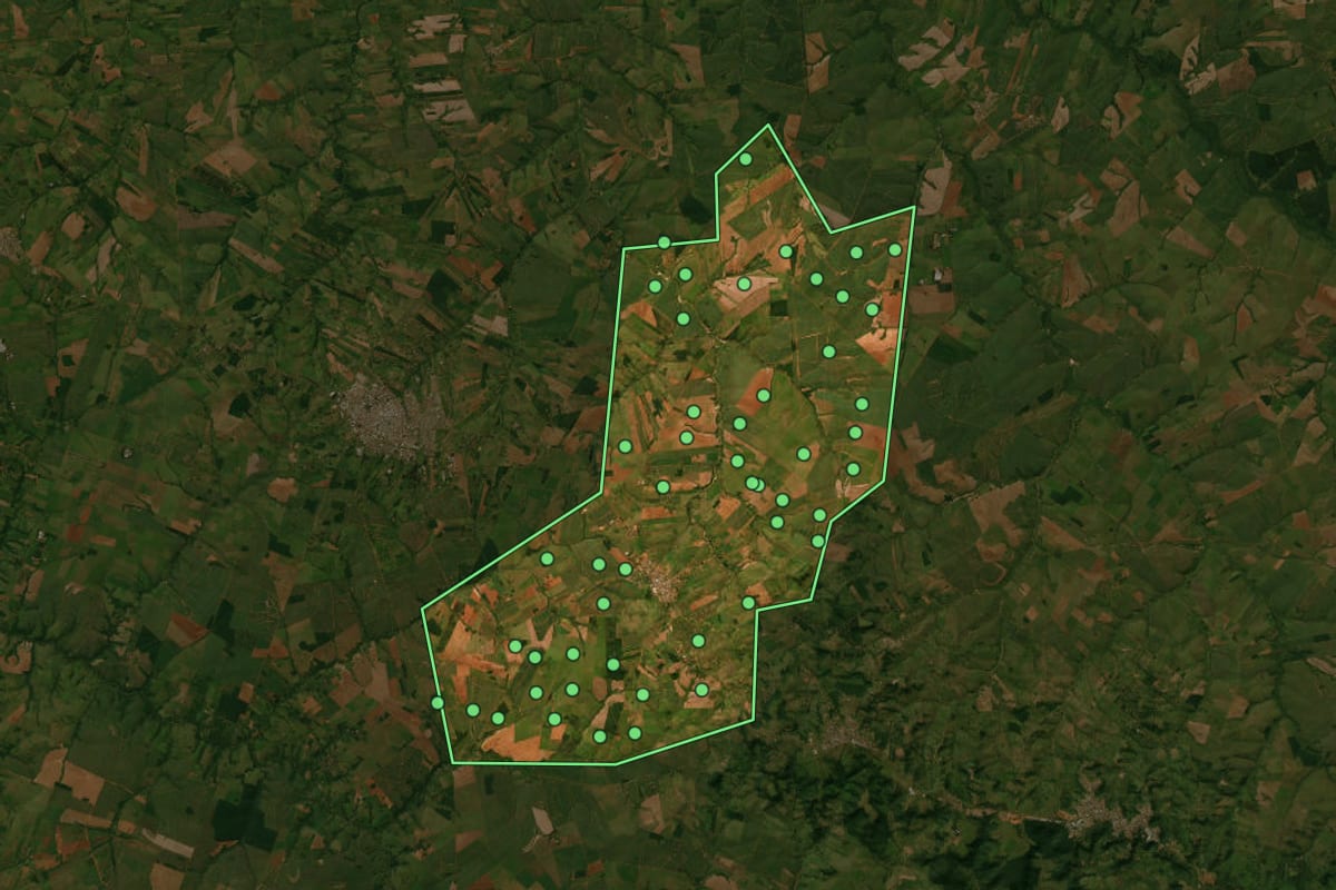 Imagem de satélite de Herculândia (SP), com o contorno do município e a posição dos imóveis desta página.