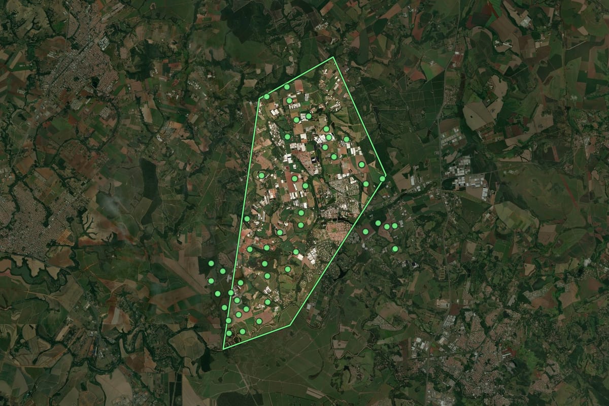 Imagem de satélite de Holambra (SP), com o contorno do município e a posição dos imóveis desta página.