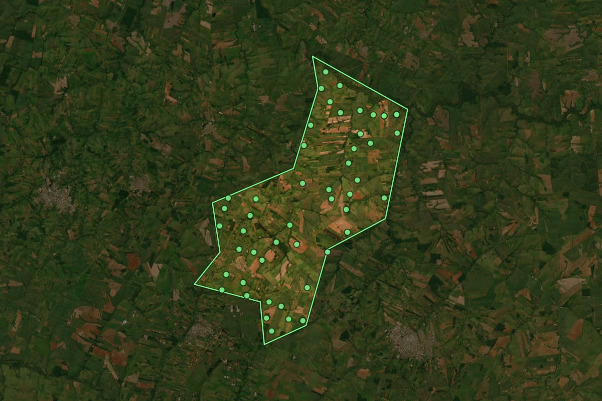 Imagem de satélite de Iacri (SP), com o contorno do município e a posição dos imóveis desta página.