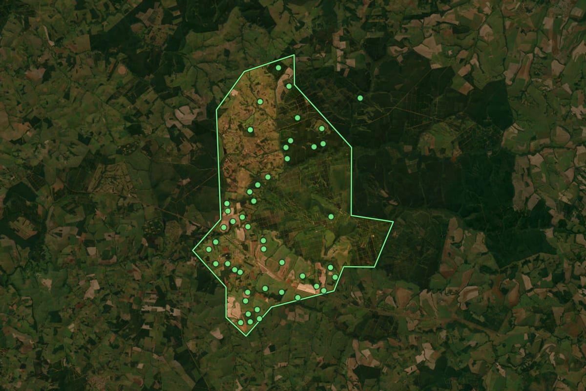 Imagem de satélite de Iaras (SP), com o contorno do município e a posição dos imóveis desta página.