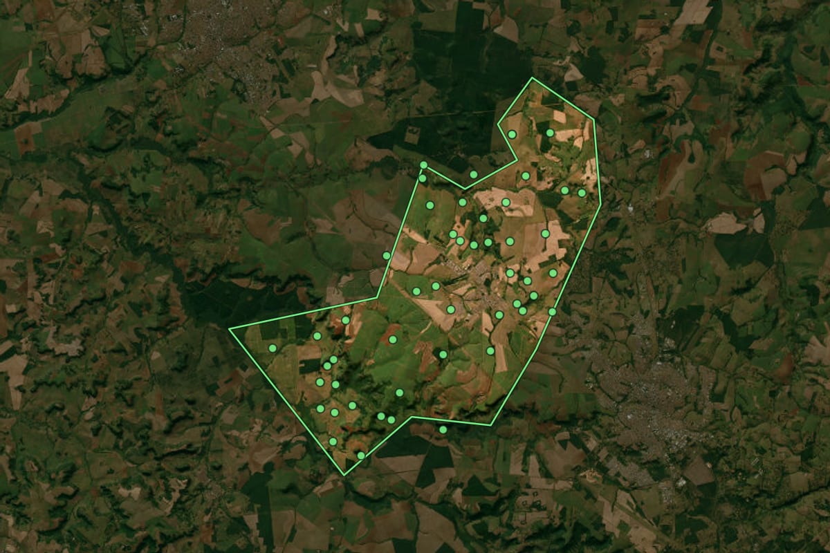 Imagem de satélite de Ibaté (SP), com o contorno do município e a posição dos imóveis desta página.
