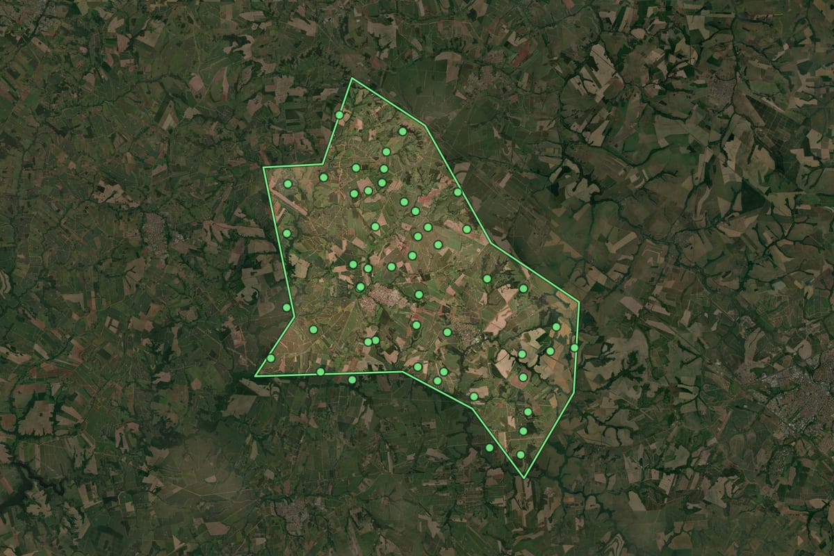 Imagem de satélite de Ibirá (SP), com o contorno do município e a posição dos imóveis desta página.