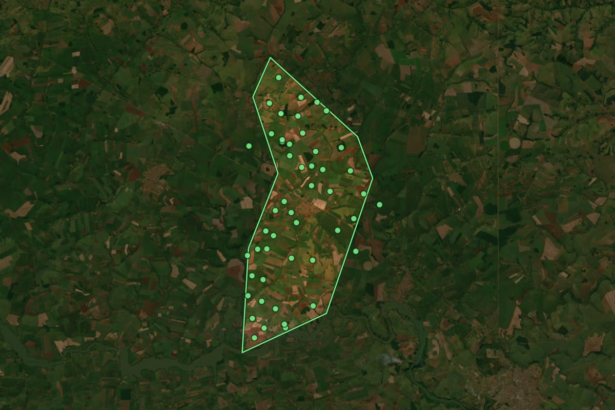 Imagem de satélite de Ibirarema (SP), com o contorno do município e a posição dos imóveis desta página.