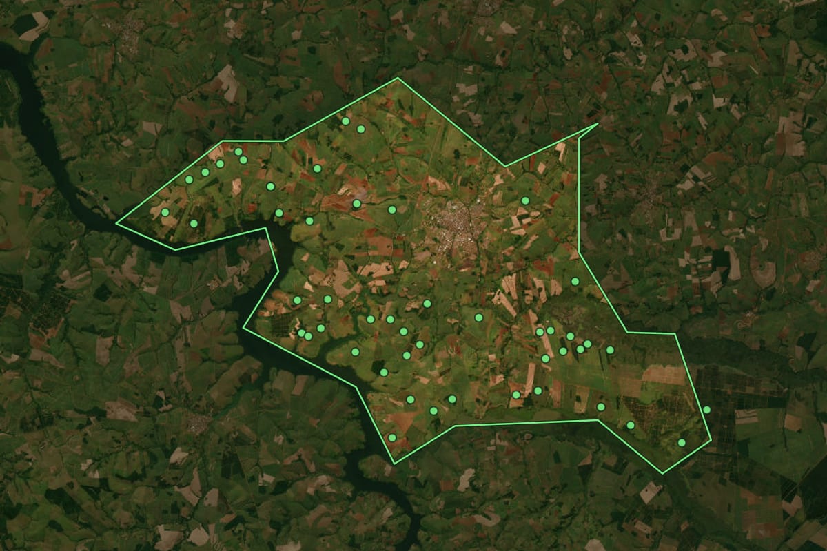 Imagem de satélite de Ibitinga (SP), com o contorno do município e a posição dos imóveis desta página.