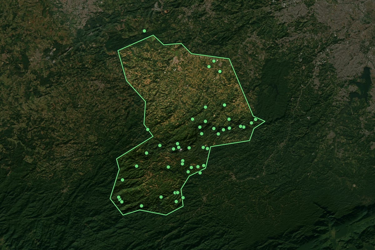 Imagem de satélite de Ibiúna (SP), com o contorno do município e a posição dos imóveis desta página.