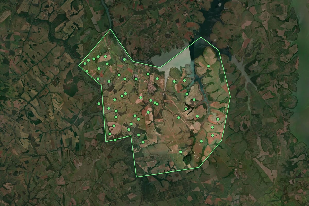 Imagem de satélite de Icém (SP), com o contorno do município e a posição dos imóveis desta página.