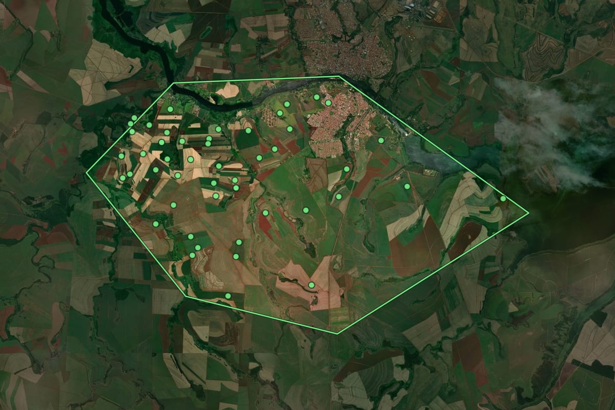 Imagem de satélite de Igaraçu do Tietê (SP), com o contorno do município e a posição dos imóveis desta página.