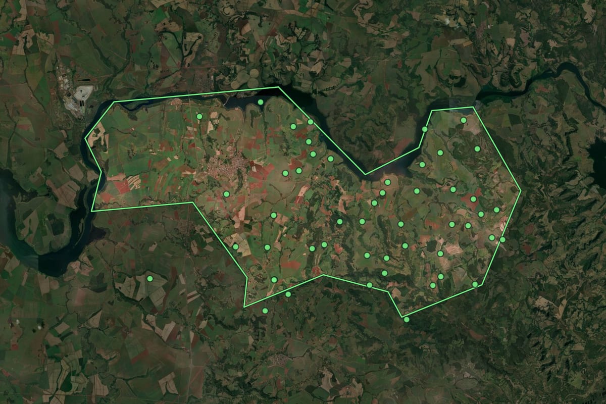 Imagem de satélite de Igarapava (SP), com o contorno do município e a posição dos imóveis desta página.