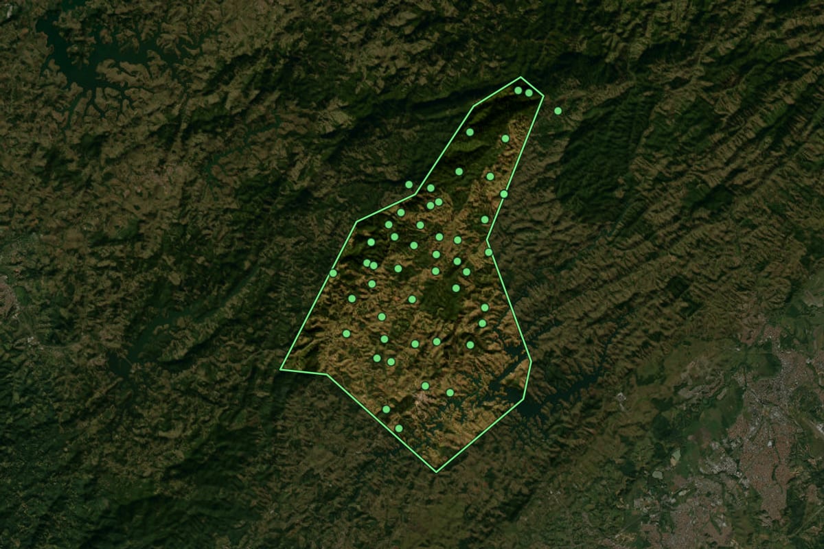 Imagem de satélite de Igaratá (SP), com o contorno do município e a posição dos imóveis desta página.