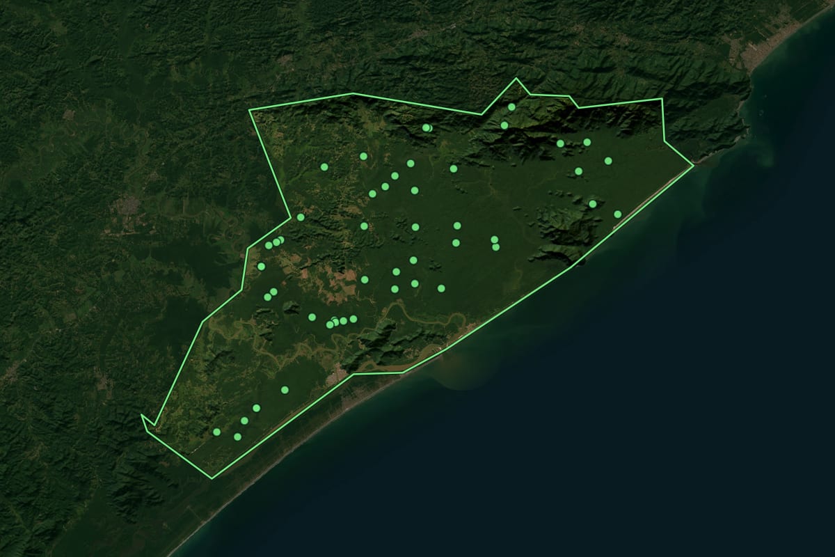 Imagem de satélite de Iguape (SP), com o contorno do município e a posição dos imóveis desta página.