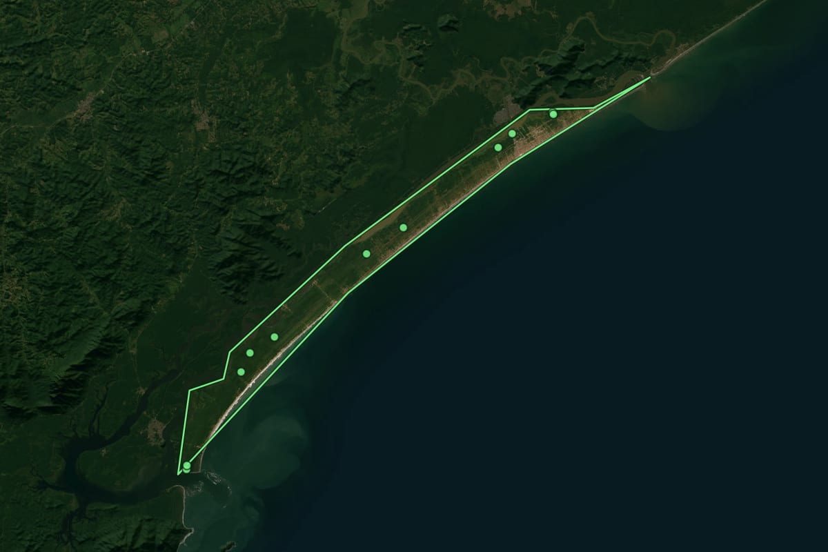 Imagem de satélite de Ilha Comprida (SP), com o contorno do município e a posição dos imóveis desta página.