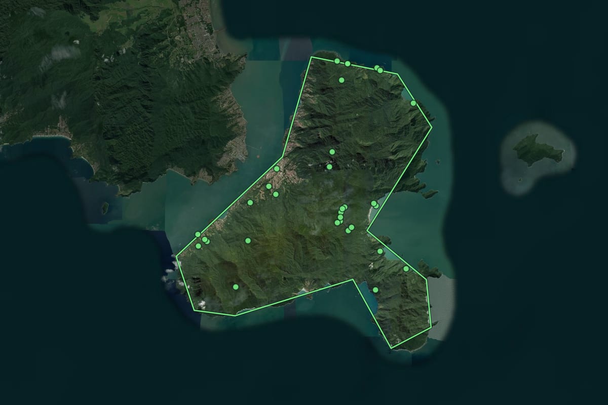 Imagem de satélite de Ilhabela (SP), com o contorno do município e a posição dos imóveis desta página.