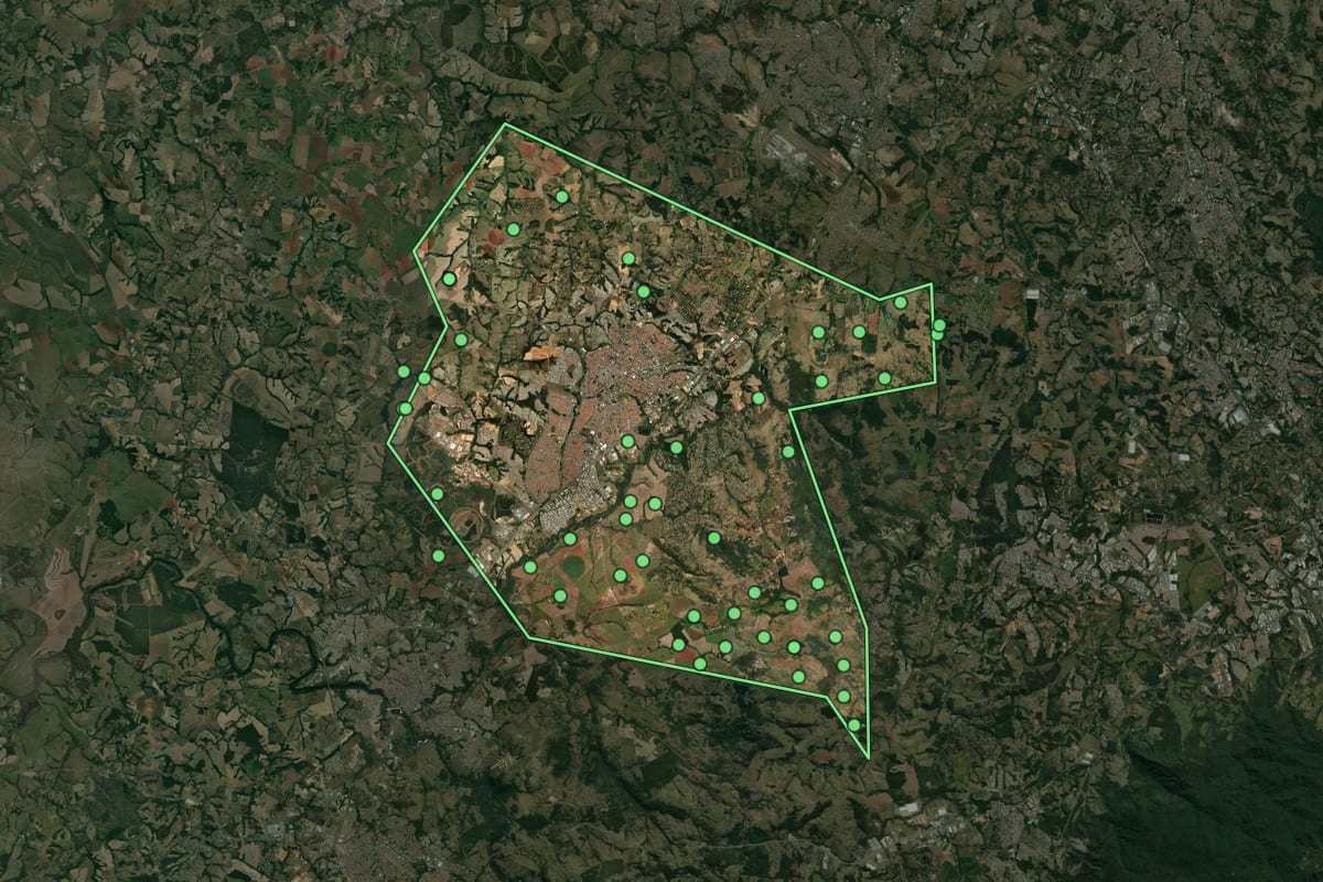 Imagem de satélite de Indaiatuba (SP), com o contorno do município e a posição dos imóveis desta página.
