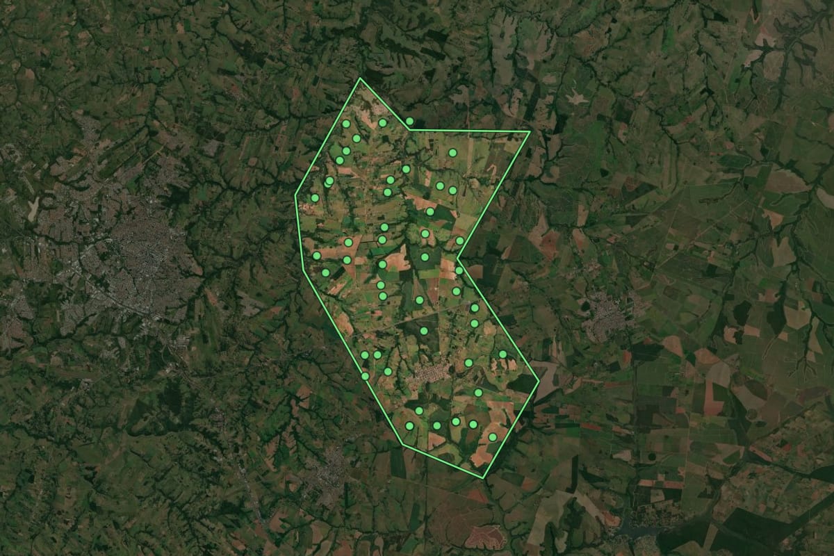 Imagem de satélite de Indiana (SP), com o contorno do município e a posição dos imóveis desta página.