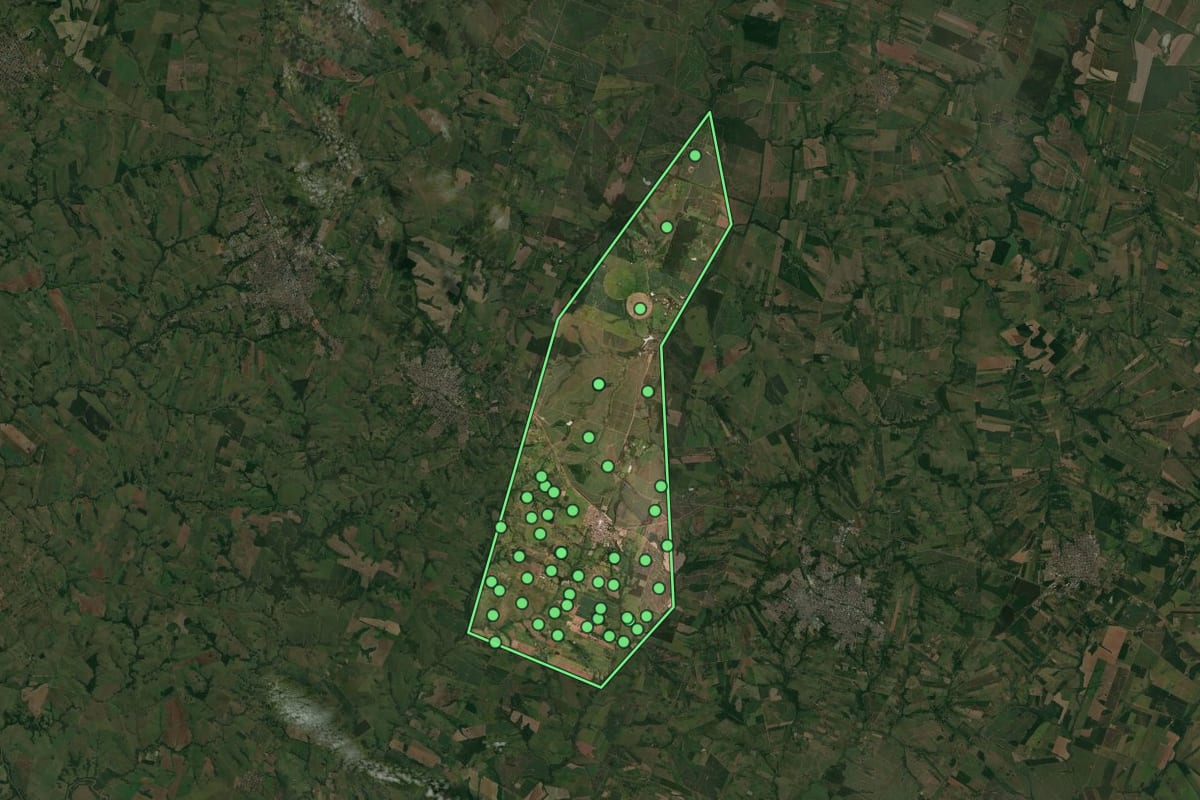 Imagem de satélite de Inúbia Paulista (SP), com o contorno do município e a posição dos imóveis desta página.