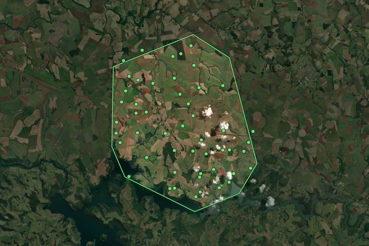 Imagem de satélite de Ipaussu (SP), com o contorno do município e a posição dos imóveis desta página.