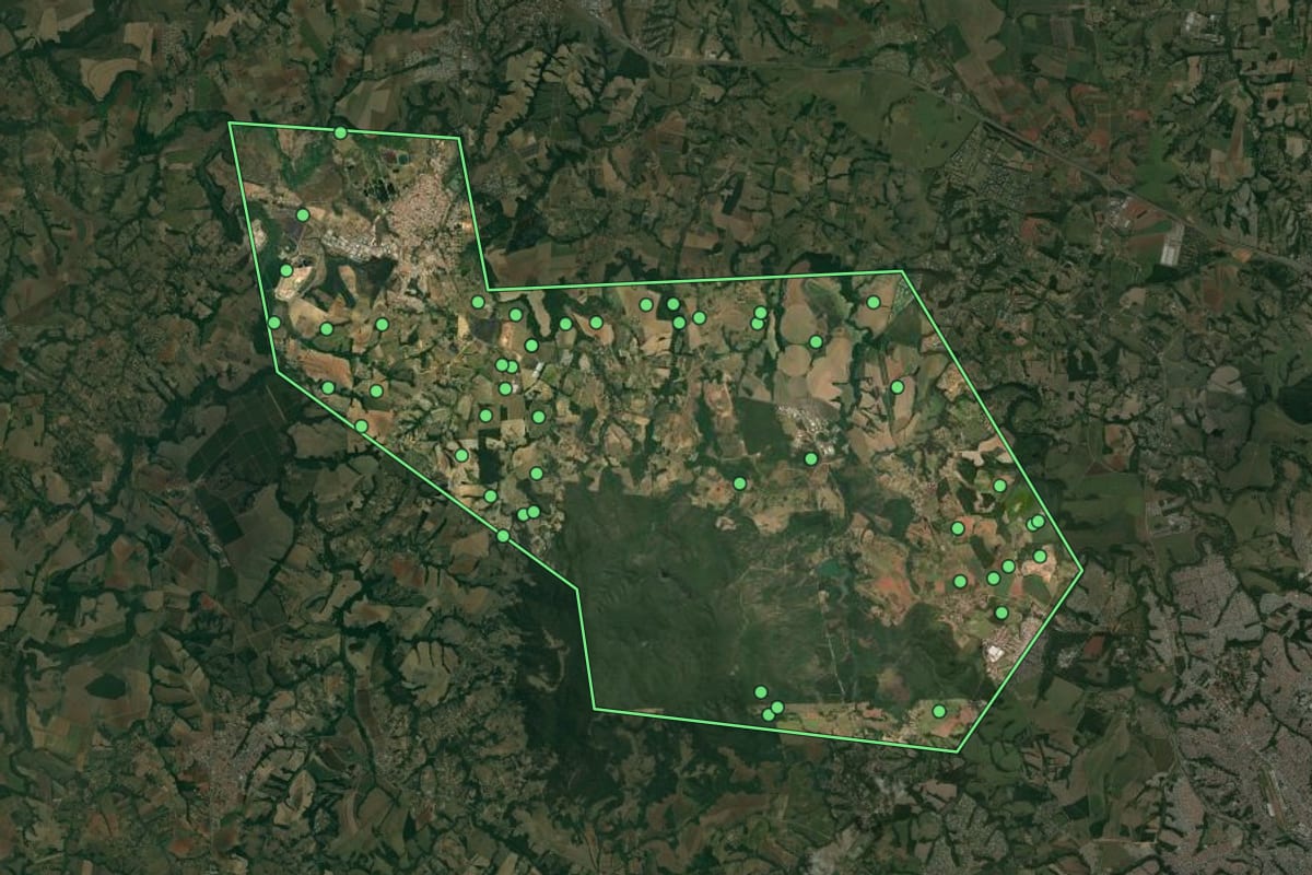 Imagem de satélite de Iperó (SP), com o contorno do município e a posição dos imóveis desta página.