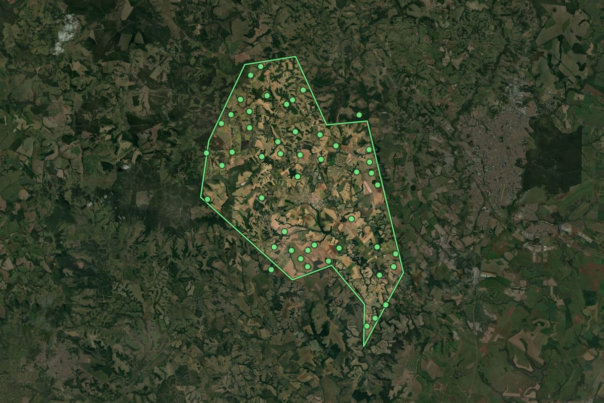 Imagem de satélite de Ipeúna (SP), com o contorno do município e a posição dos imóveis desta página.