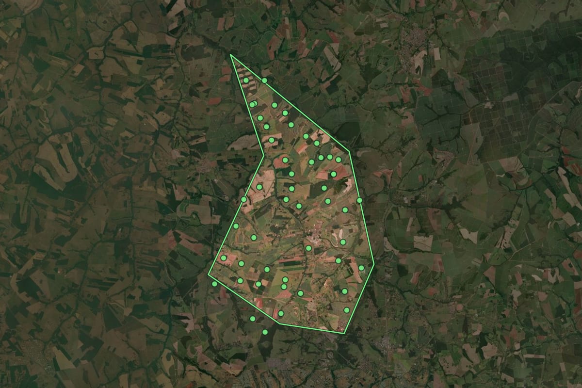 Imagem de satélite de Ipiguá (SP), com o contorno do município e a posição dos imóveis desta página.