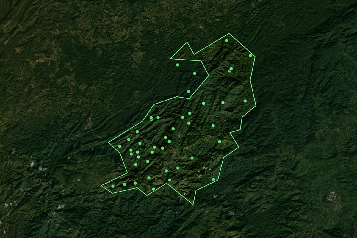 Imagem de satélite de Iporanga (SP), com o contorno do município e a posição dos imóveis desta página.