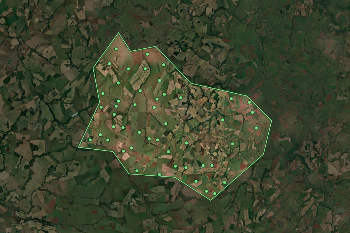 Imagem de satélite de Ipuã (SP), com o contorno do município e a posição dos imóveis desta página.