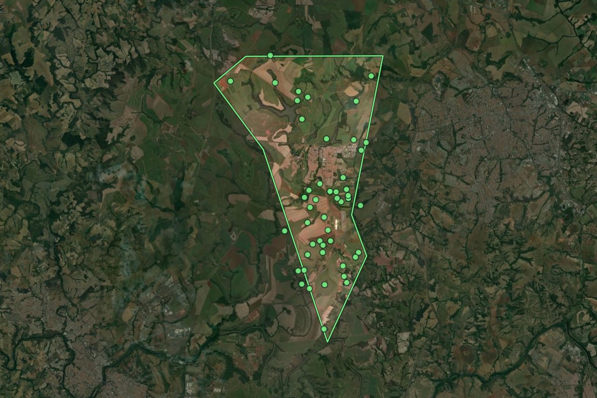 Imagem de satélite de Iracemápolis (SP), com o contorno do município e a posição dos imóveis desta página.