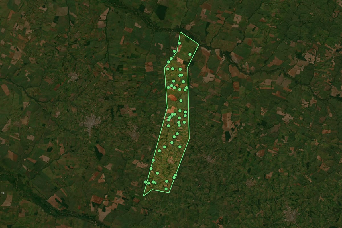 Imagem de satélite de Irapuru (SP), com o contorno do município e a posição dos imóveis desta página.