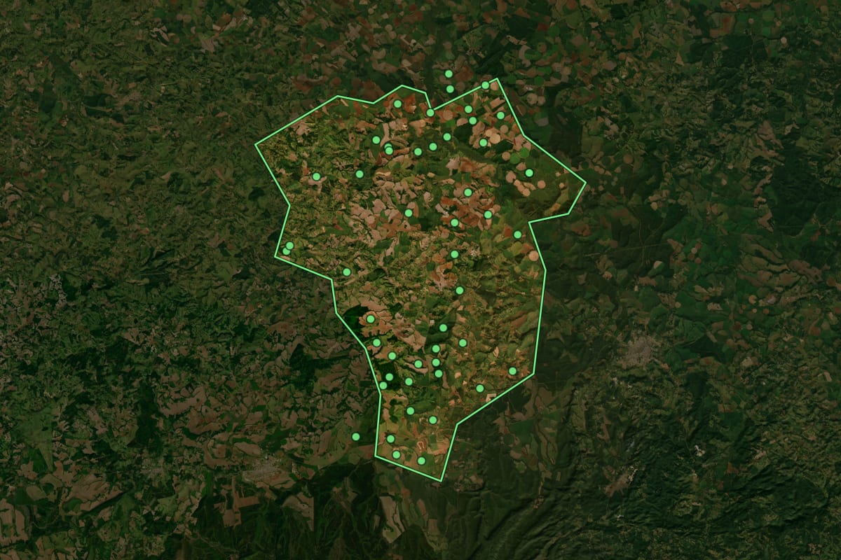 Imagem de satélite de Itaberá (SP), com o contorno do município e a posição dos imóveis desta página.