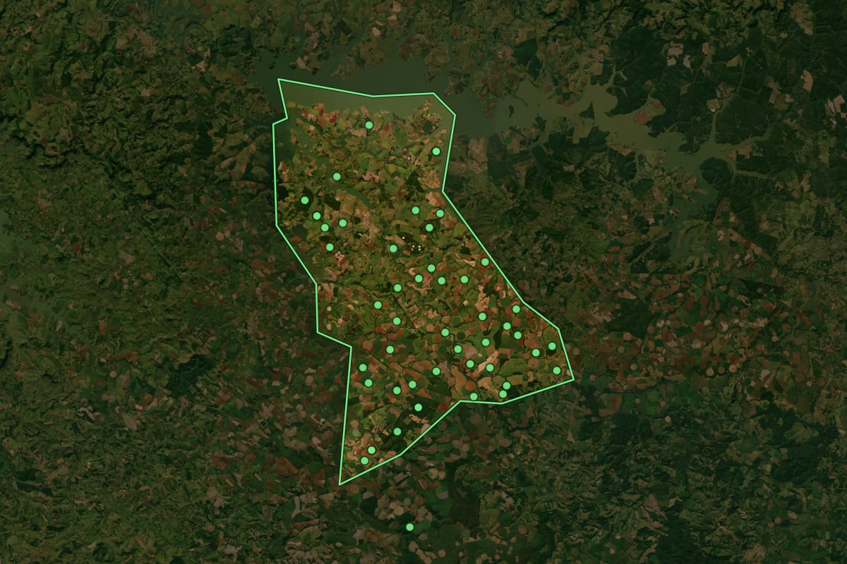 Imagem de satélite de Itaí (SP), com o contorno do município e a posição dos imóveis desta página.