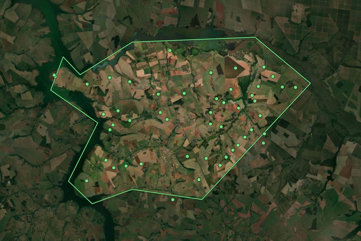 Imagem de satélite de Itaju (SP), com o contorno do município e a posição dos imóveis desta página.