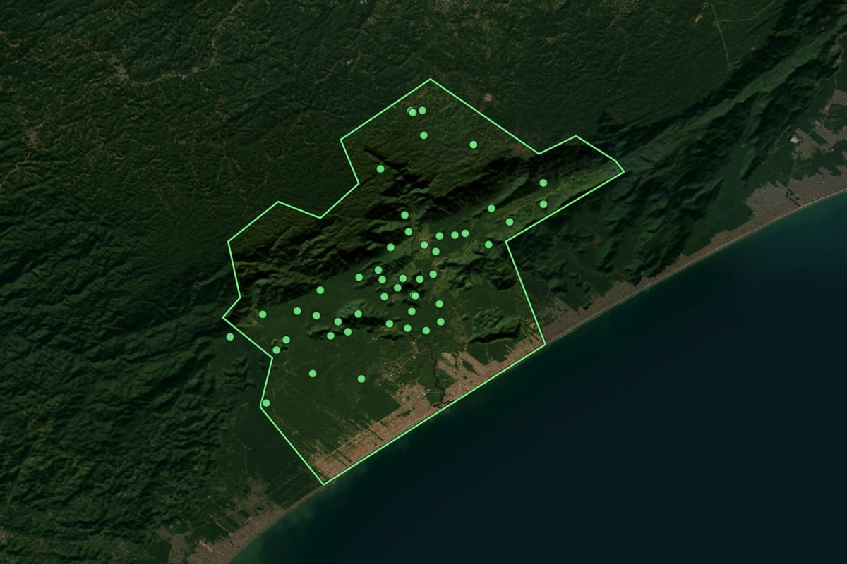 Imagem de satélite de Itanhaém (SP), com o contorno do município e a posição dos imóveis desta página.