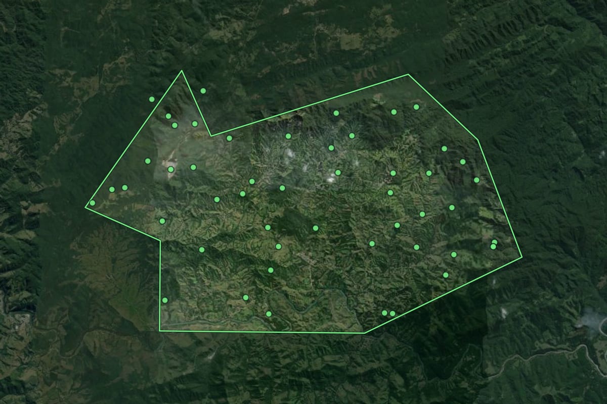 Imagem de satélite de Itaoca (SP), com o contorno do município e a posição dos imóveis desta página.