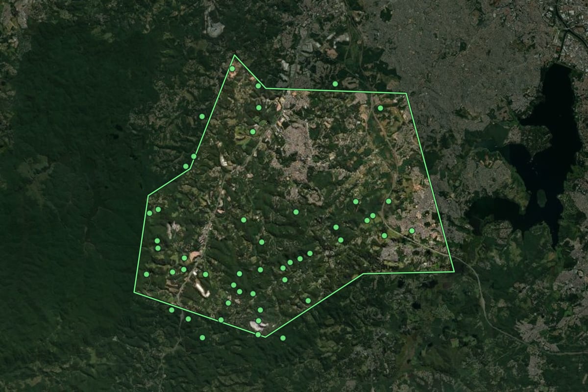 Imagem de satélite de Itapecerica da Serra (SP), com o contorno do município e a posição dos imóveis desta página.