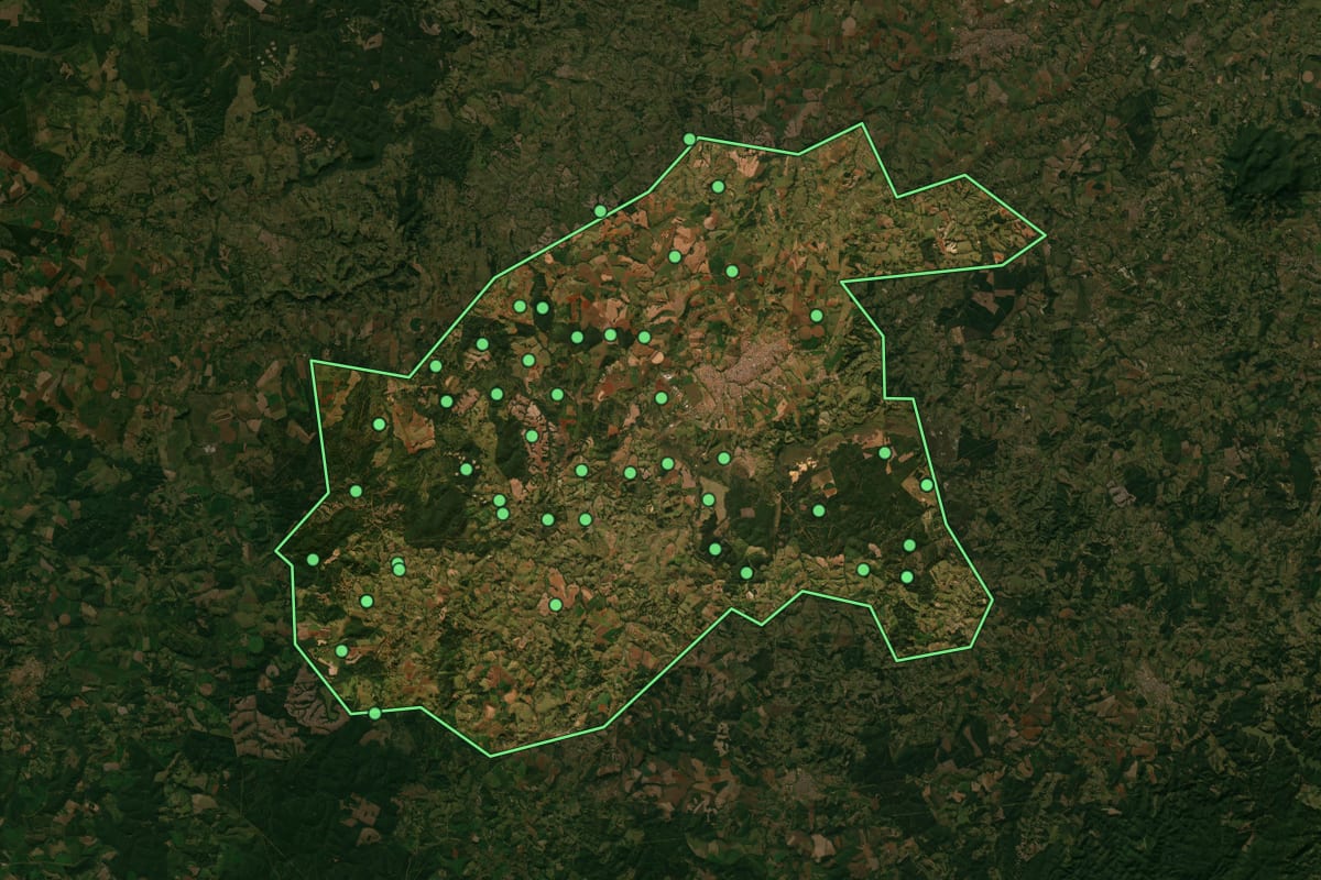 Imagem de satélite de Itapetininga (SP), com o contorno do município e a posição dos imóveis desta página.