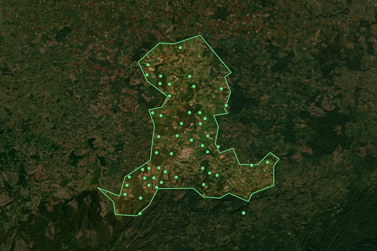 Imagem de satélite de Itapeva (SP), com o contorno do município e a posição dos imóveis desta página.