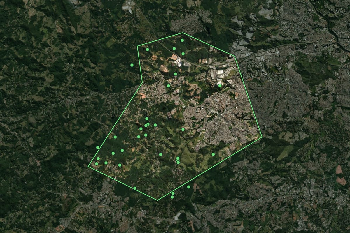Imagem de satélite de Itapevi (SP), com o contorno do município e a posição dos imóveis desta página.