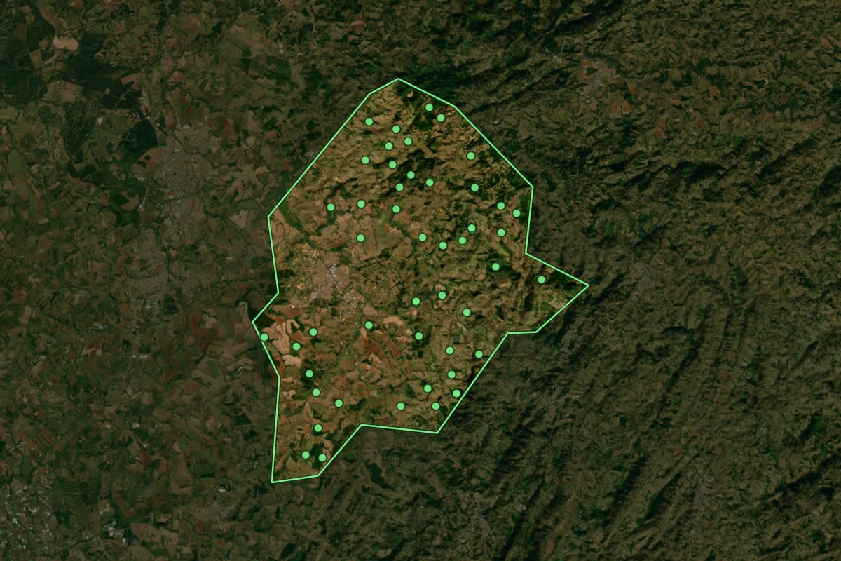 Imagem de satélite de Itapira (SP), com o contorno do município e a posição dos imóveis desta página.