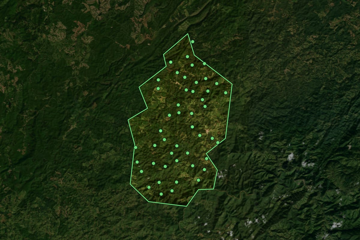 Imagem de satélite de Itapirapuã Paulista (SP), com o contorno do município e a posição dos imóveis desta página.