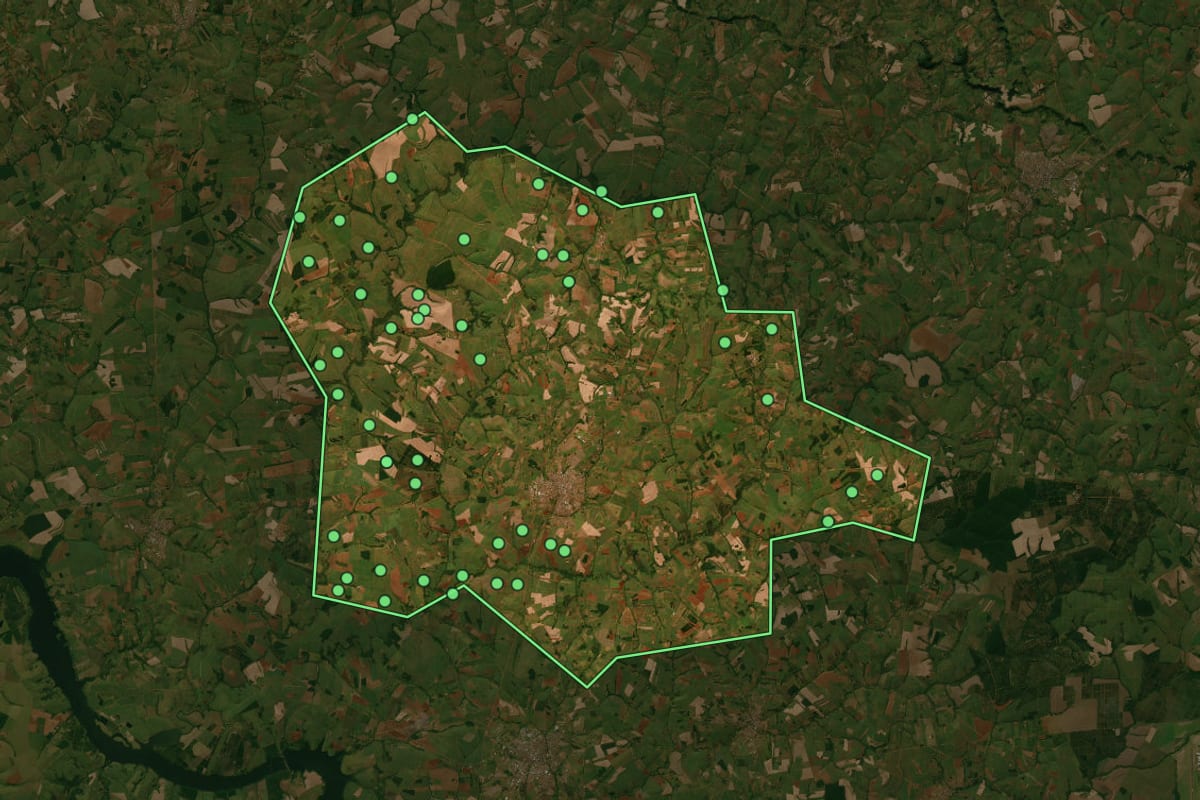 Imagem de satélite de Itápolis (SP), com o contorno do município e a posição dos imóveis desta página.