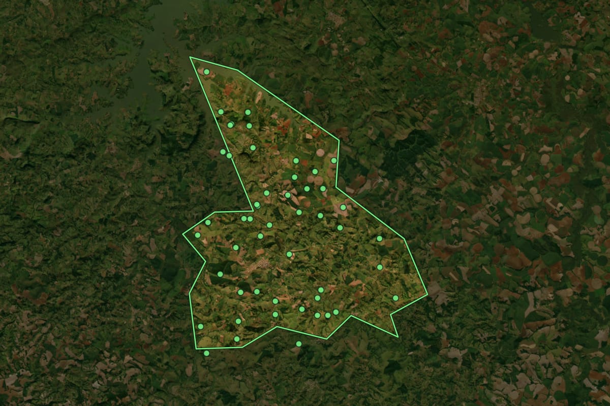 Imagem de satélite de Itaporanga (SP), com o contorno do município e a posição dos imóveis desta página.