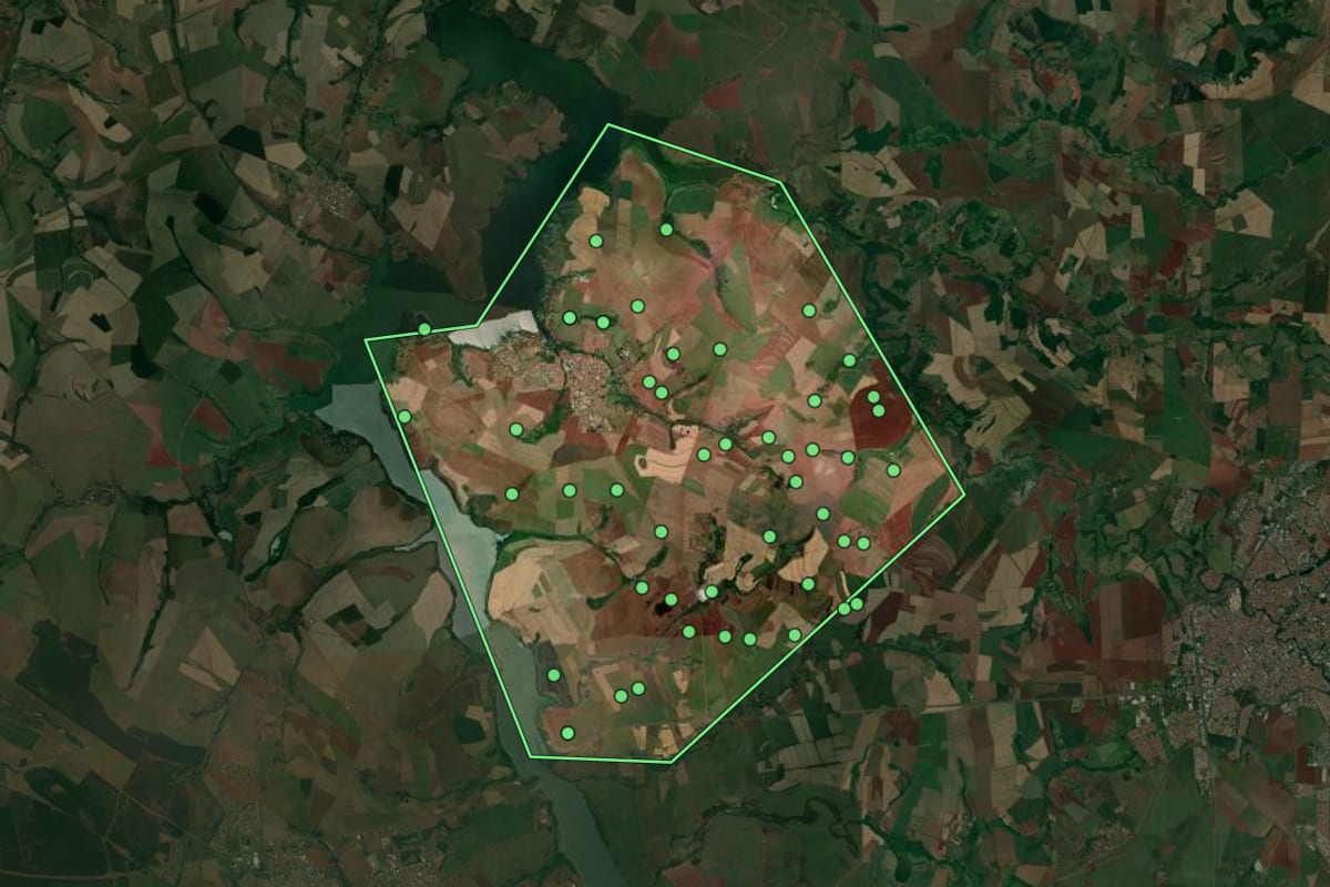 Imagem de satélite de Itapuí (SP), com o contorno do município e a posição dos imóveis desta página.