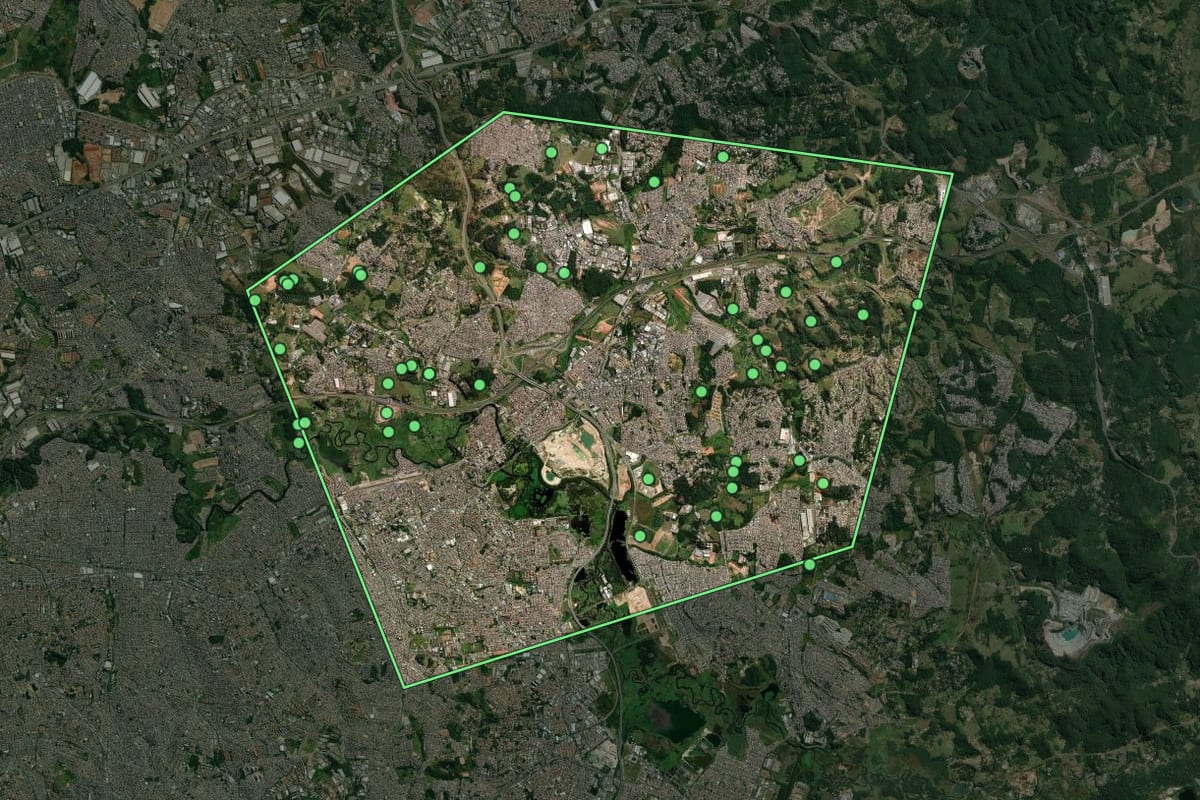 Imagem de satélite de Itaquaquecetuba (SP), com o contorno do município e a posição dos imóveis desta página.